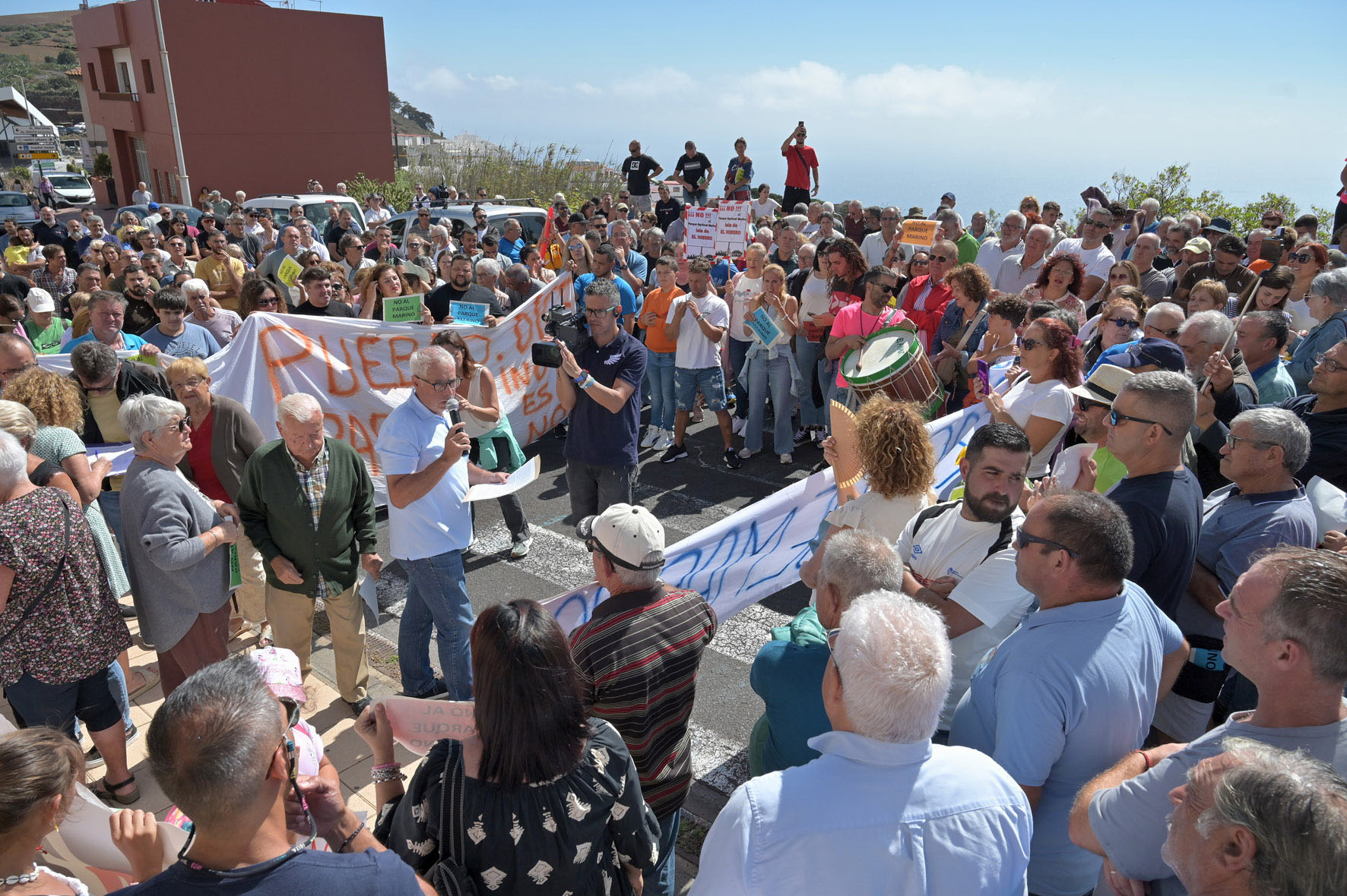 Unas 400 personas se manifiestan a las puertas de la Delegación Insular del Gobierno, en La Villa de Valverde, en contra del Parque nacional Marino