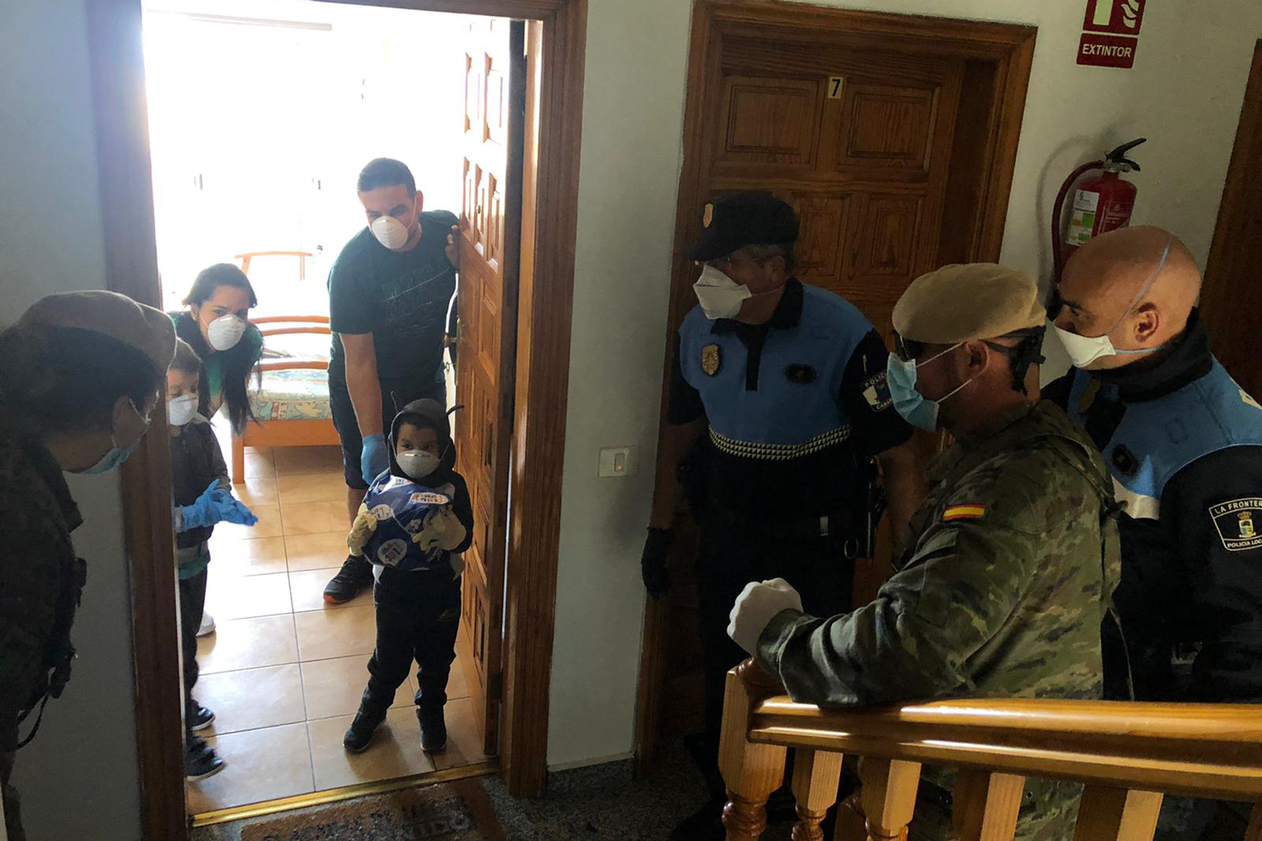 Los cuerpos de seguridad del Estado felicitan los cumpleaños de los más pequeños de La Frontera