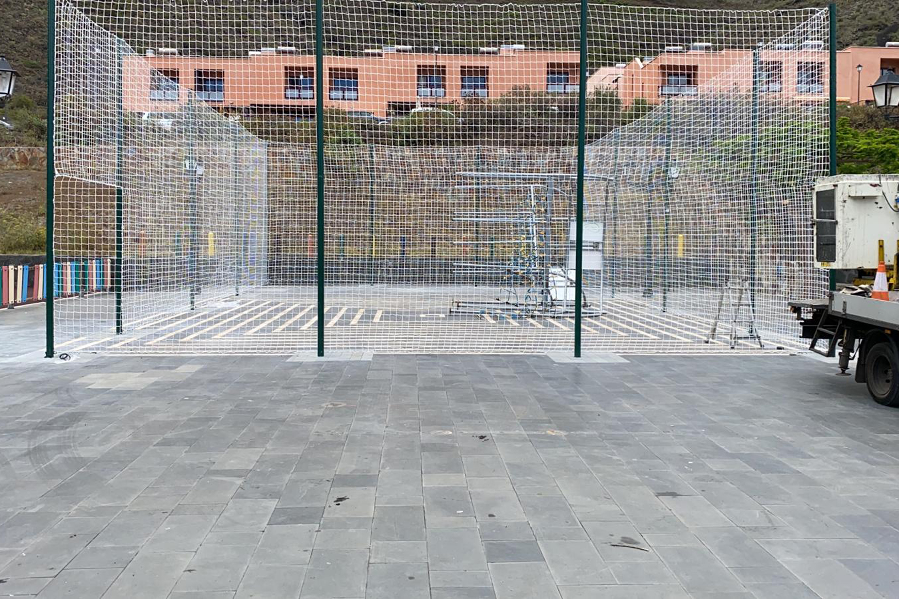 La Frontera acondiciona el área de juegos de la Plaza Benito Padrón Gutiérrez