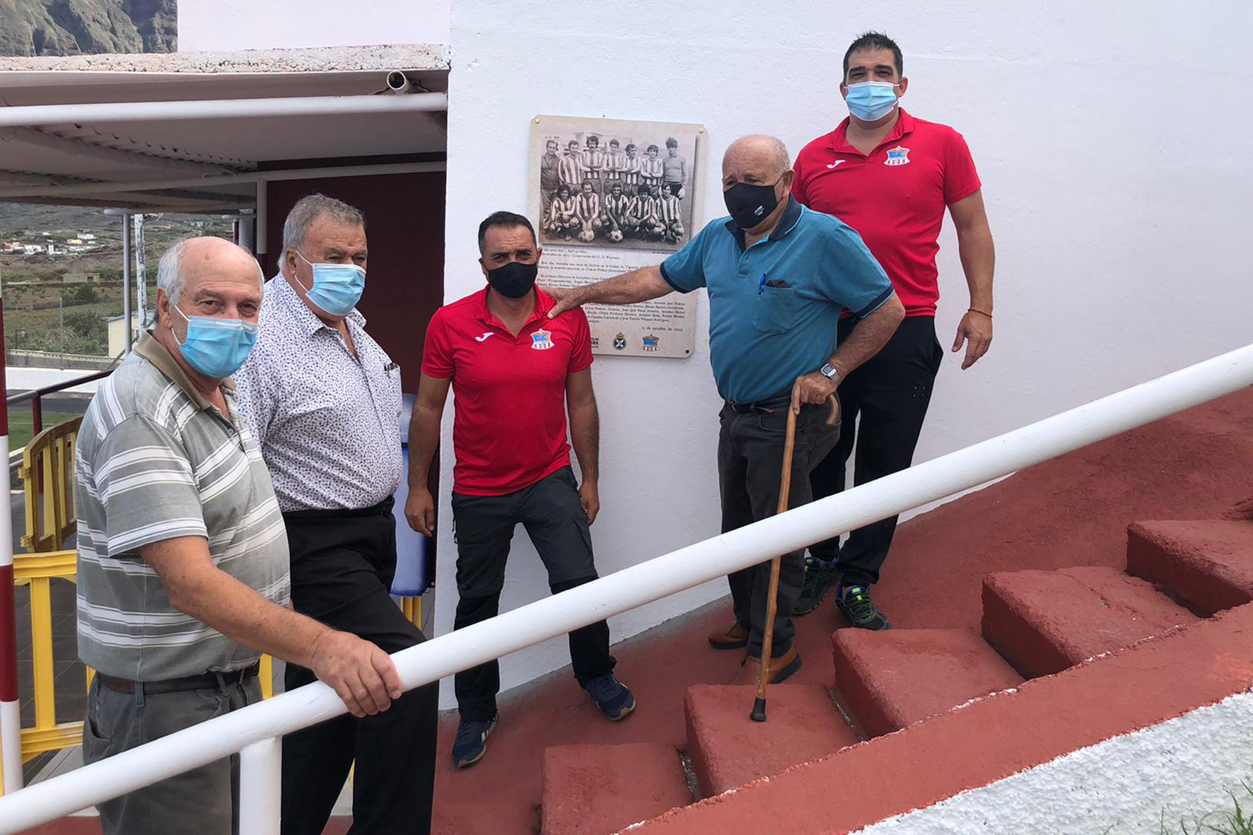 El Ayuntamiento descubre una placa que conmemora el 45 aniversario de la constitución de la Unión Deportiva Valle Frontera