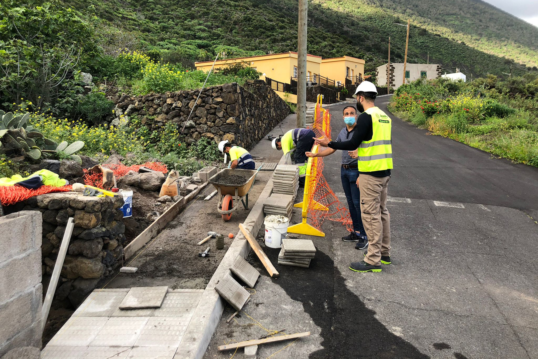 El Ayuntamiento de La Frontera realiza obras de acerado y reasfaltado de la Calle las Marucas