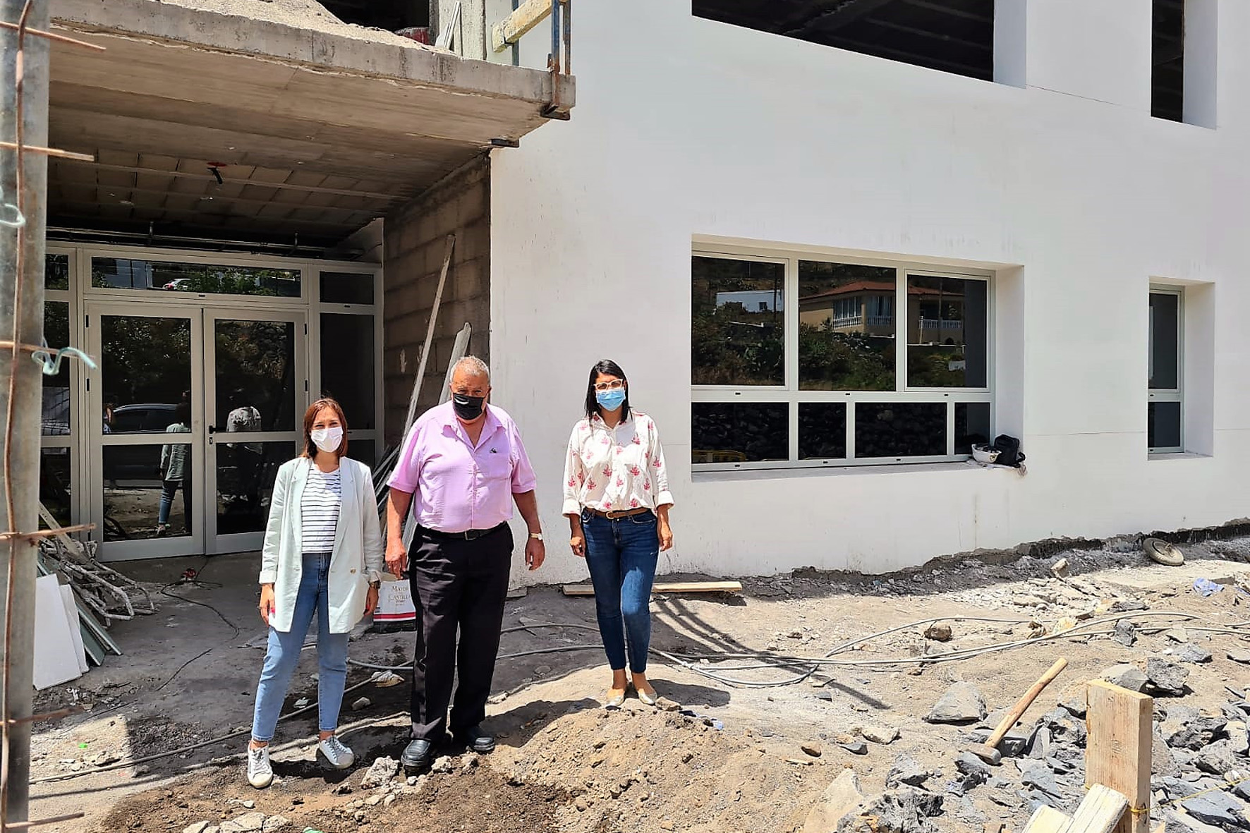 Representantes regionales y municipales vistan las obras de la futura Escuela Infantil de La Frontera