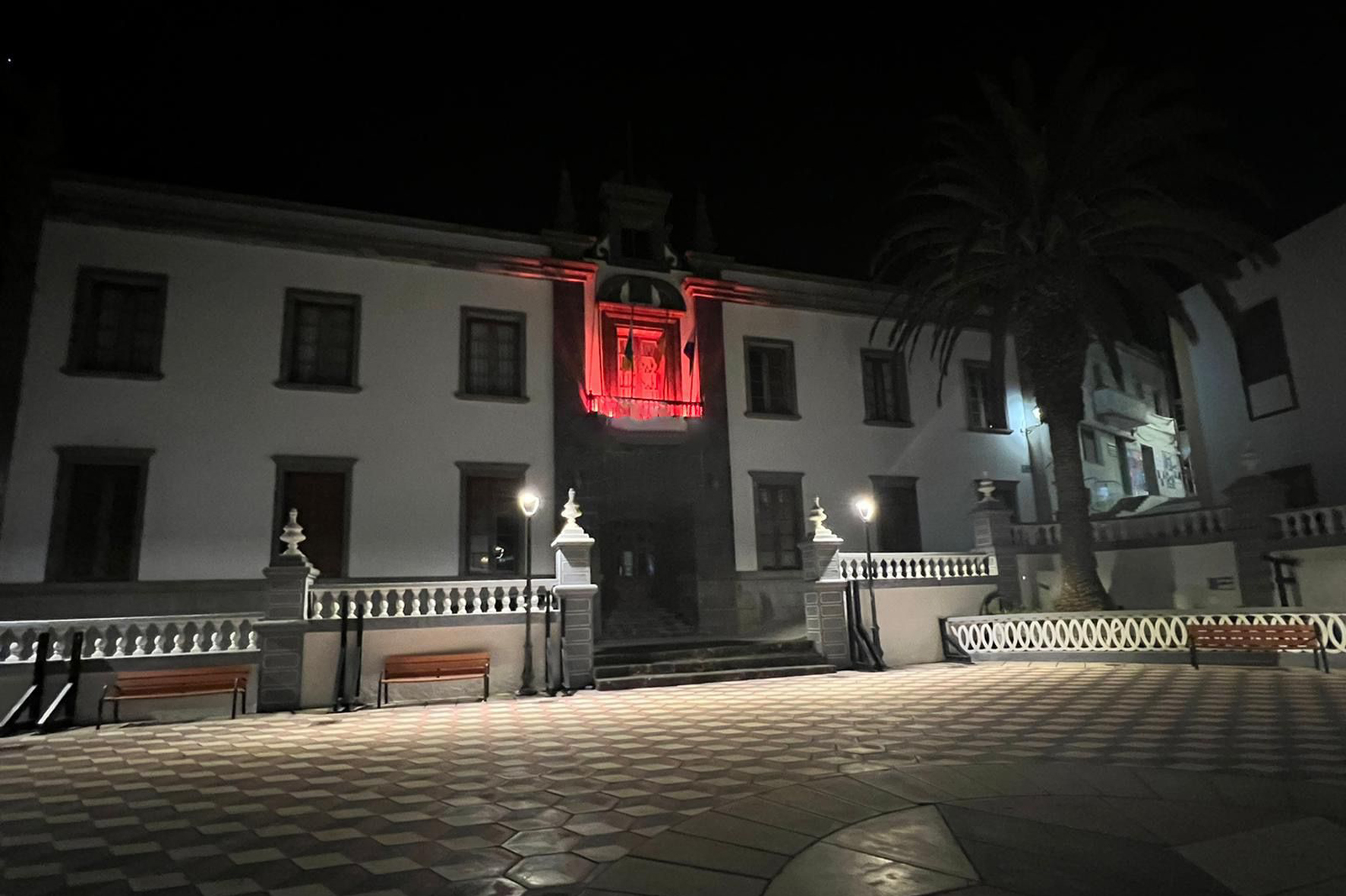 El consistorio capitalino se ilumina de color naranja en el Día Nacional del TDAH