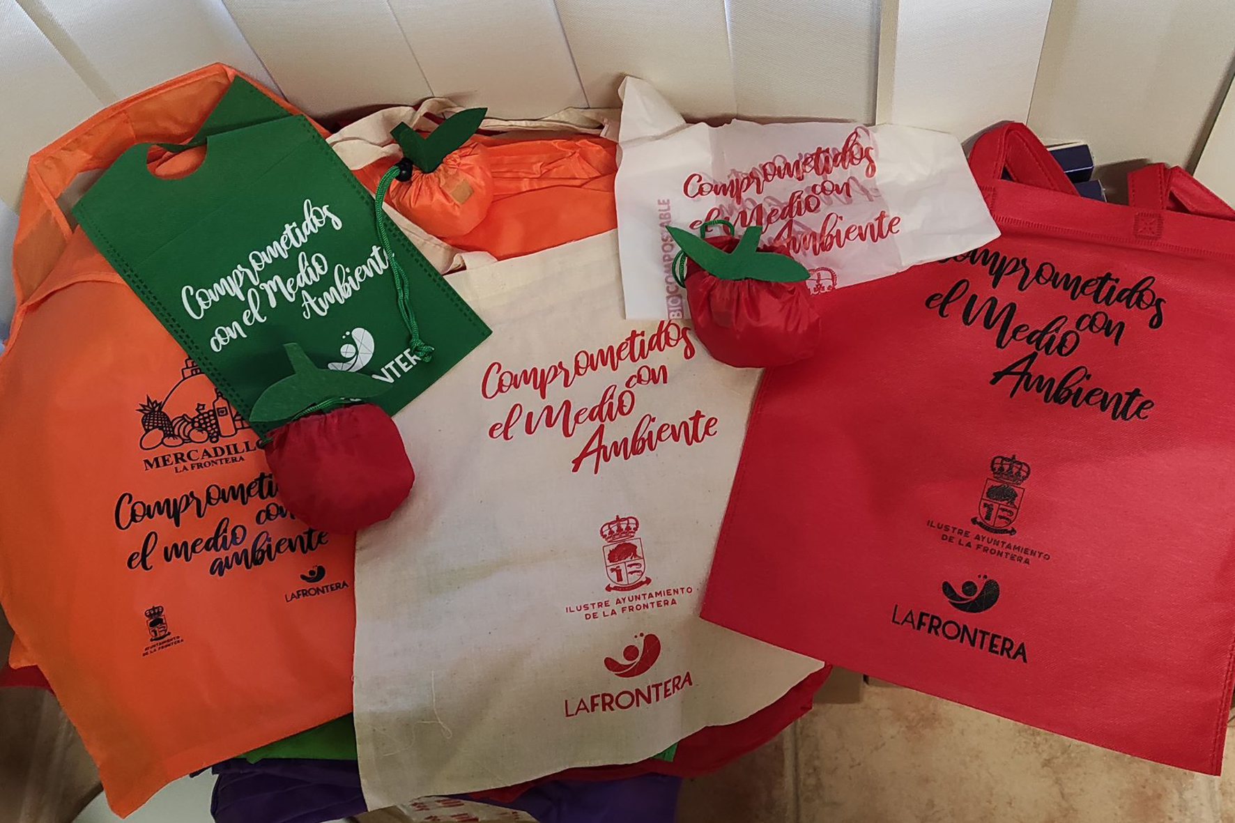 La Frontera realiza una campaña para la eliminación de las bolsas de plástico en torno al mercadillo municipal