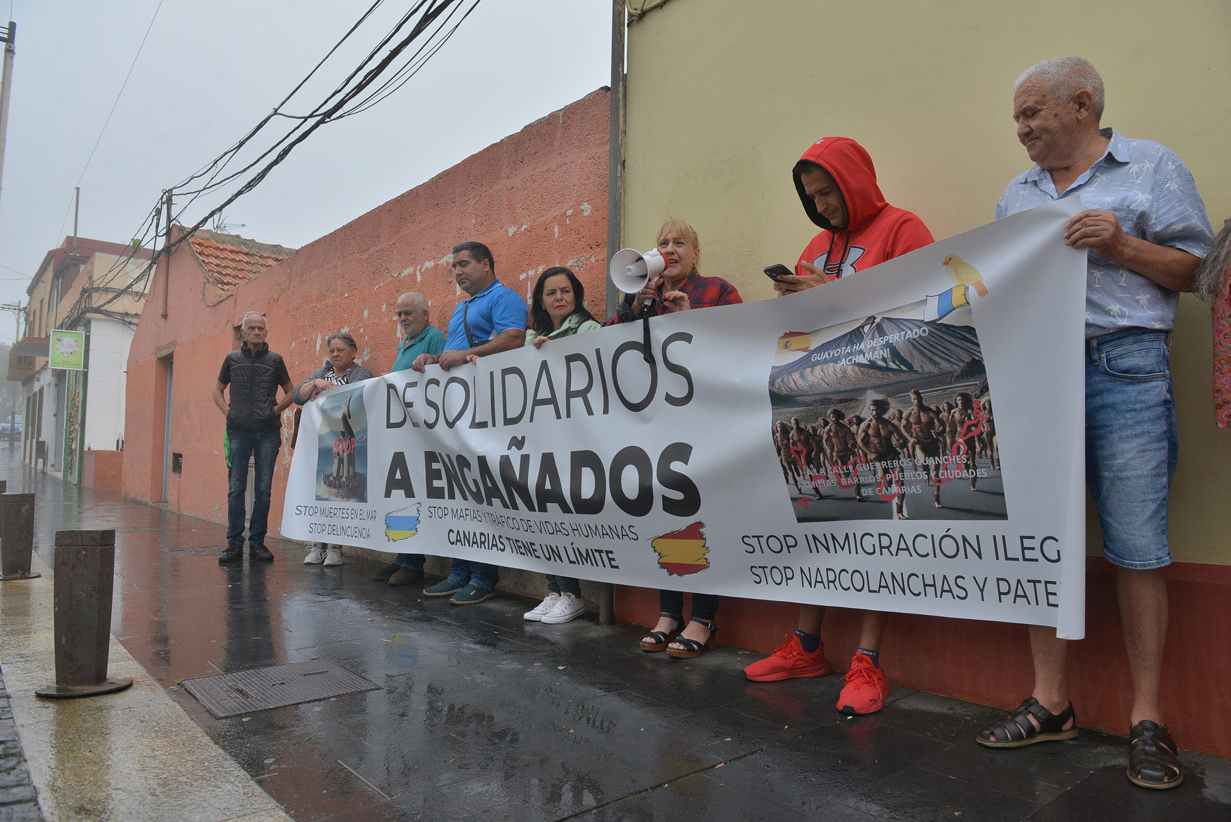 Una docena de personas se manifiestan en El Hierro en contra de la inmigración  irregular
