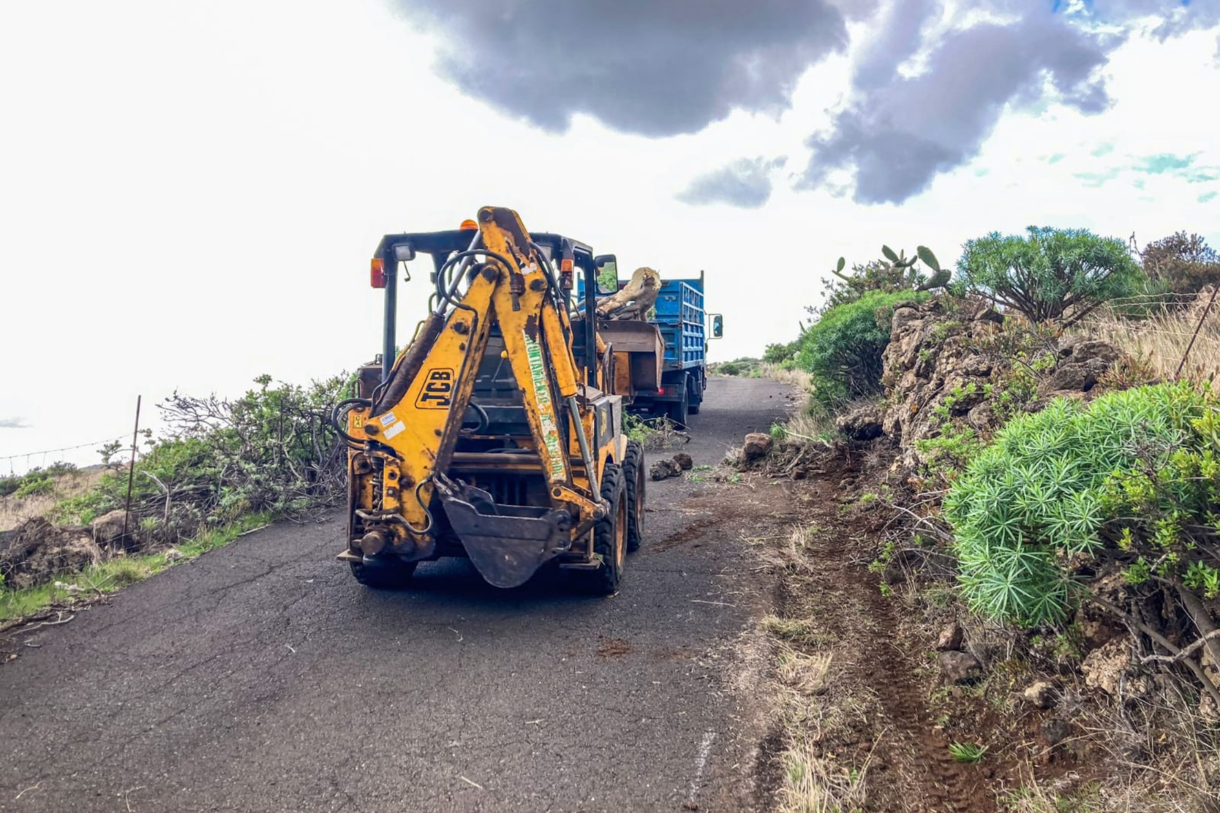 El Ayuntamiento capitalino realiza trabajos de limpieza en la Pista de Los Dares