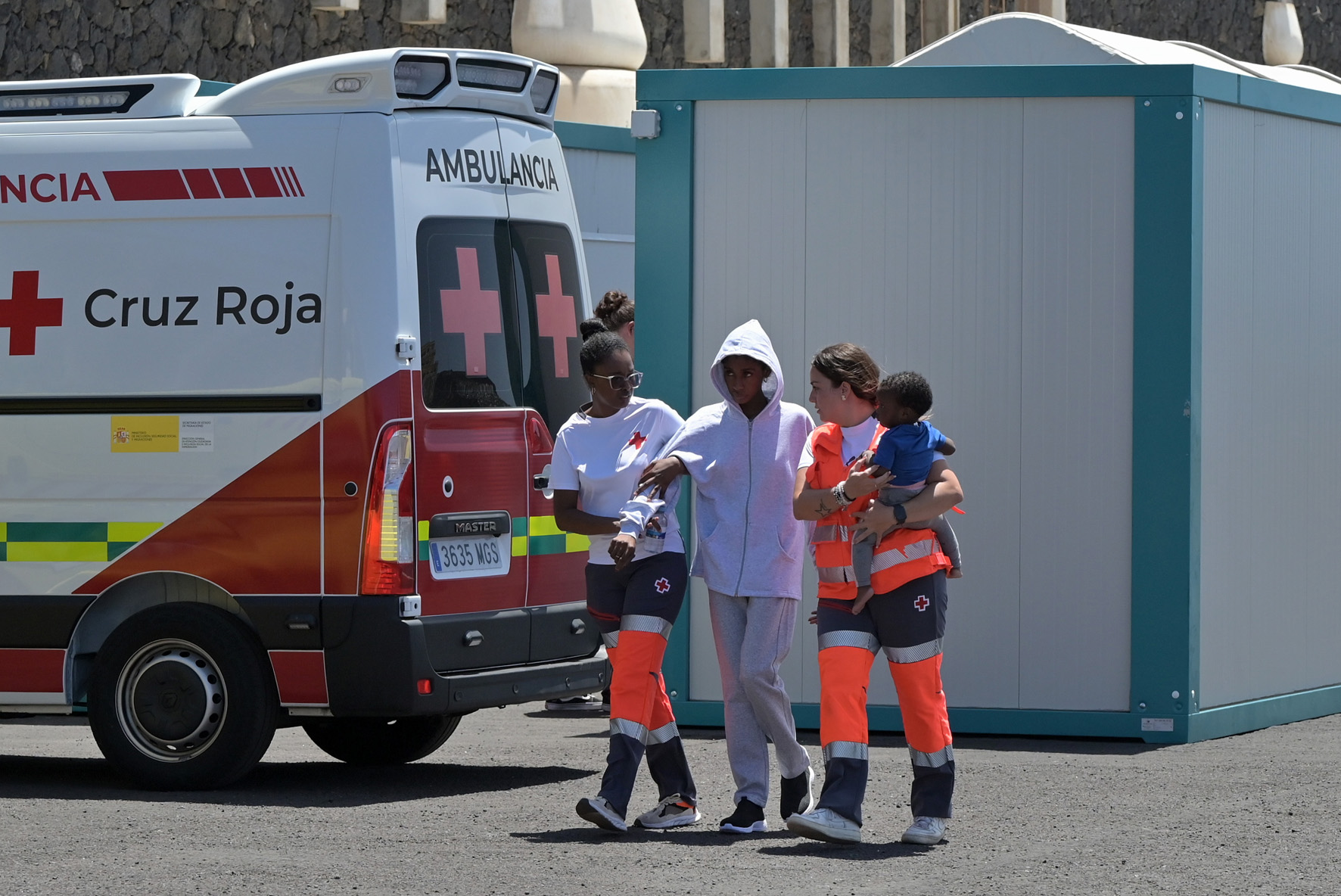 Salvamento Marítimo rescata a 63 personas, a bordo de un cayuco en aguas cercanas a El Hierro