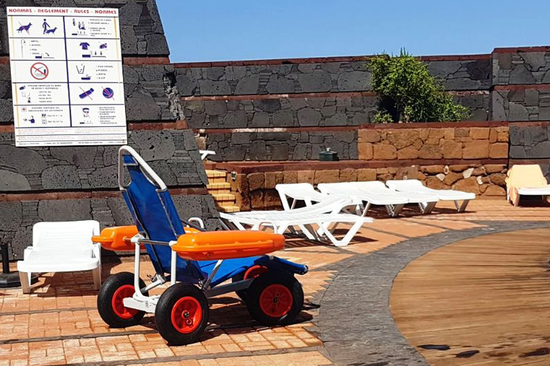 Las piscinas “Cascadas de Mar” cuenta con un silla adaptada para personas con movilidad reducida