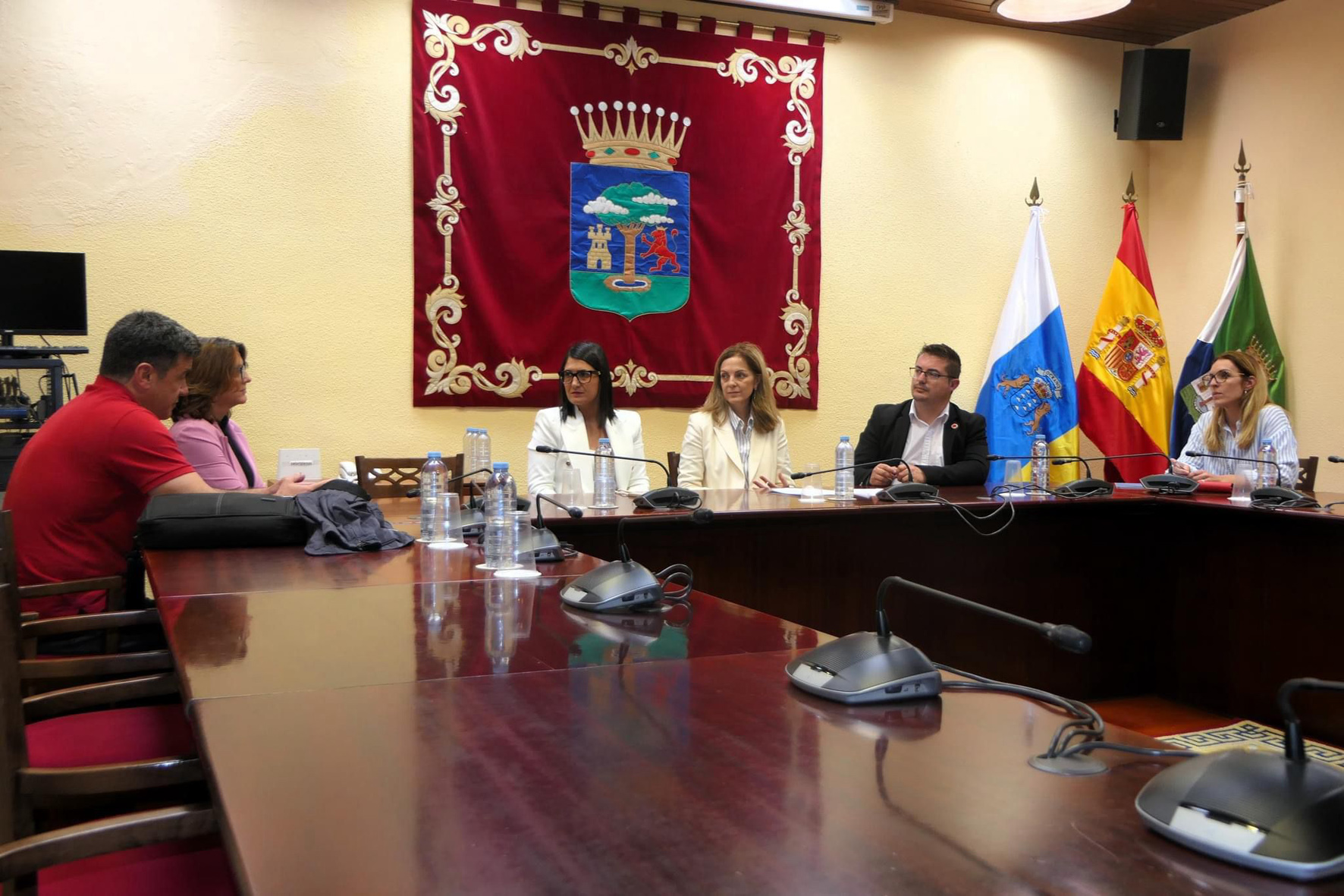 La directora general de Atención Humanitaria del Gobierno de España visita El Hierro