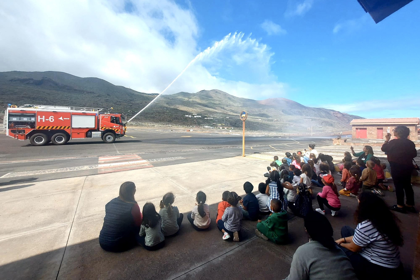 Alumnos del CEIP Tigaday conocen de cerca el funcionamiento del Aeropuerto de Los Cangrejos en El Hierro