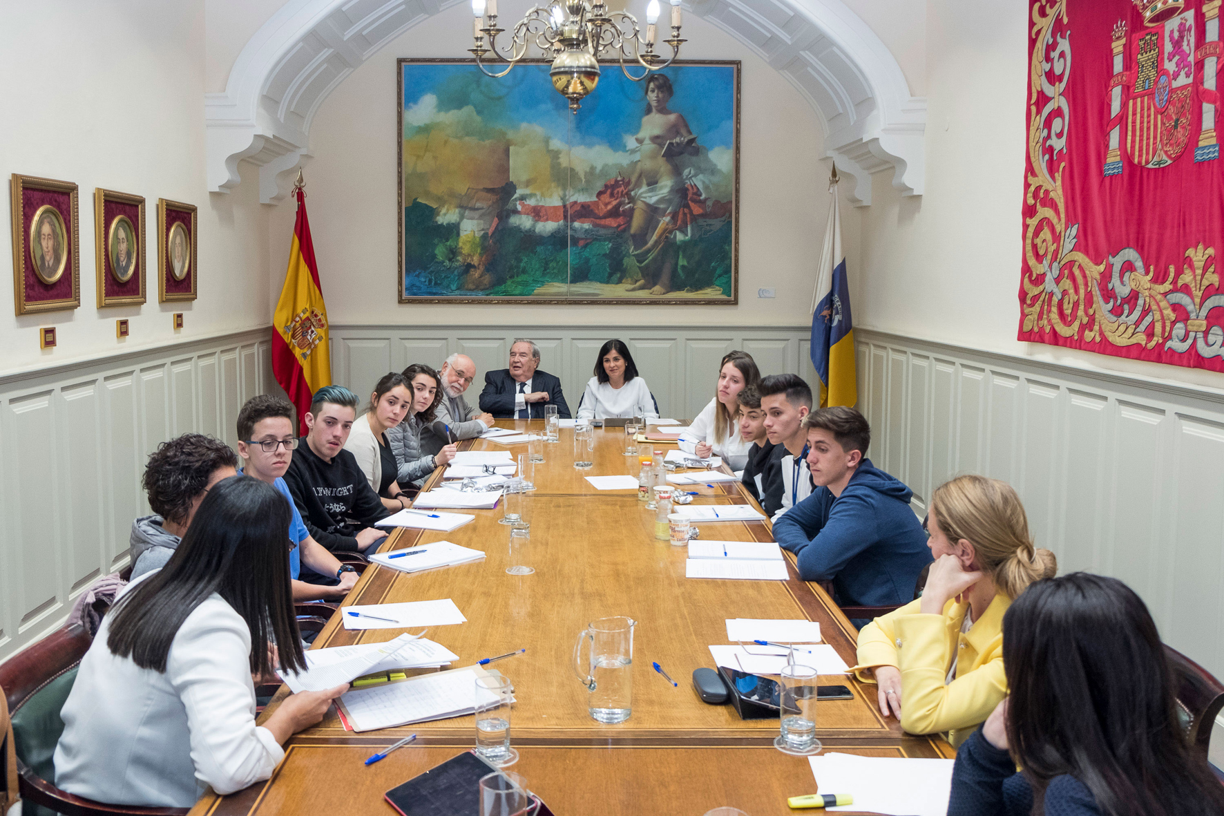 El IES Garoé se prepara en el Parlamento para la fase nacional del concurso de debate en el Senado