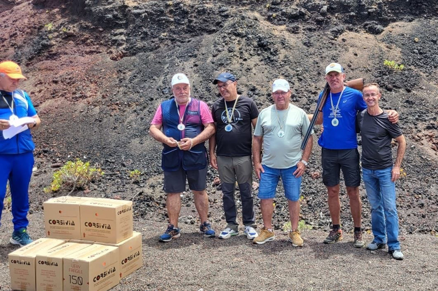 Santiago Arteaga y equipo Los Llanillos ganadores de la “Copa Presidente FCTO de Mini Foso El Hierro” de tiro olímpico