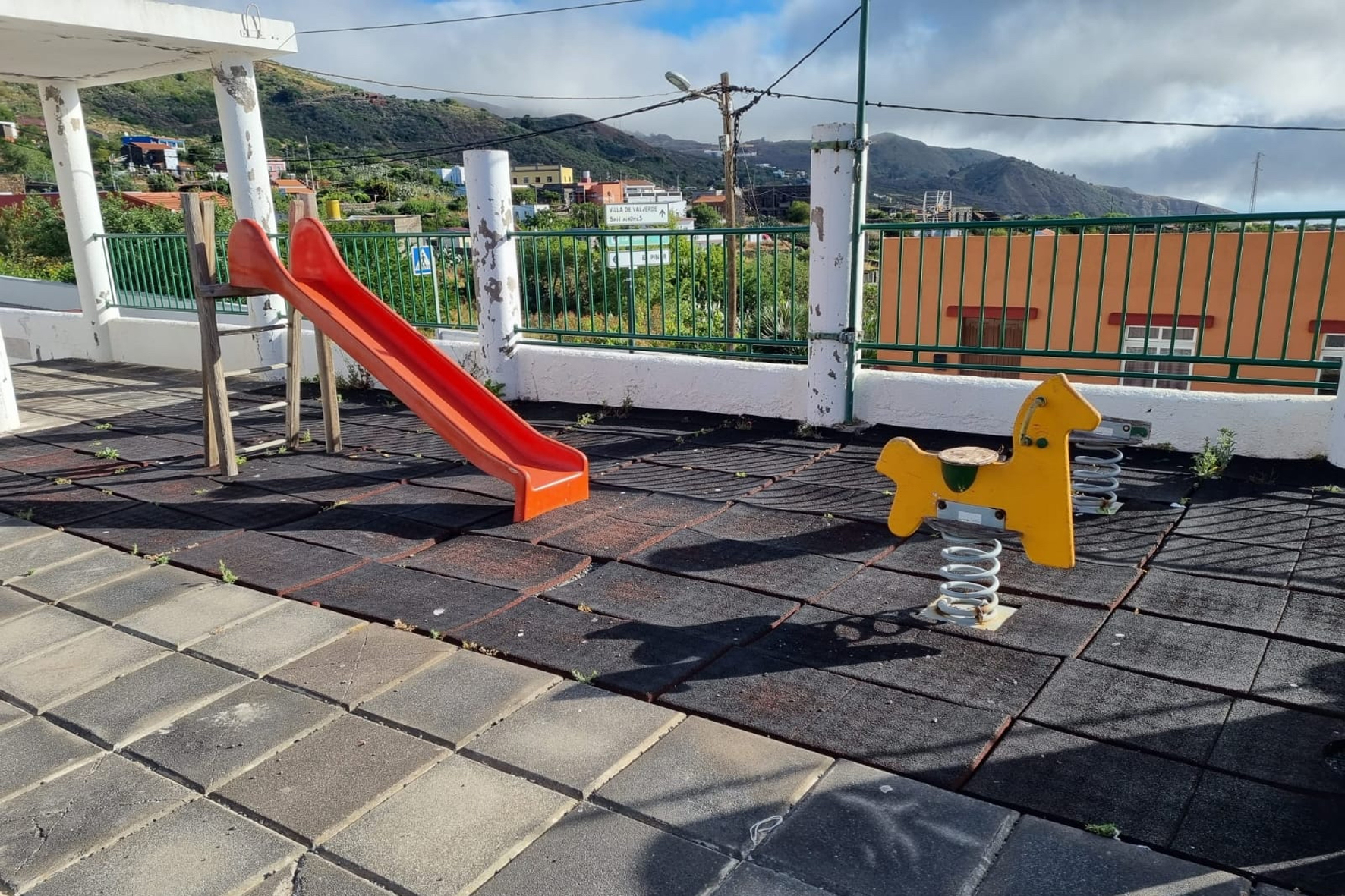 El Ayuntamiento de Valverde realiza obras de mejora en el parque infantil de Isora