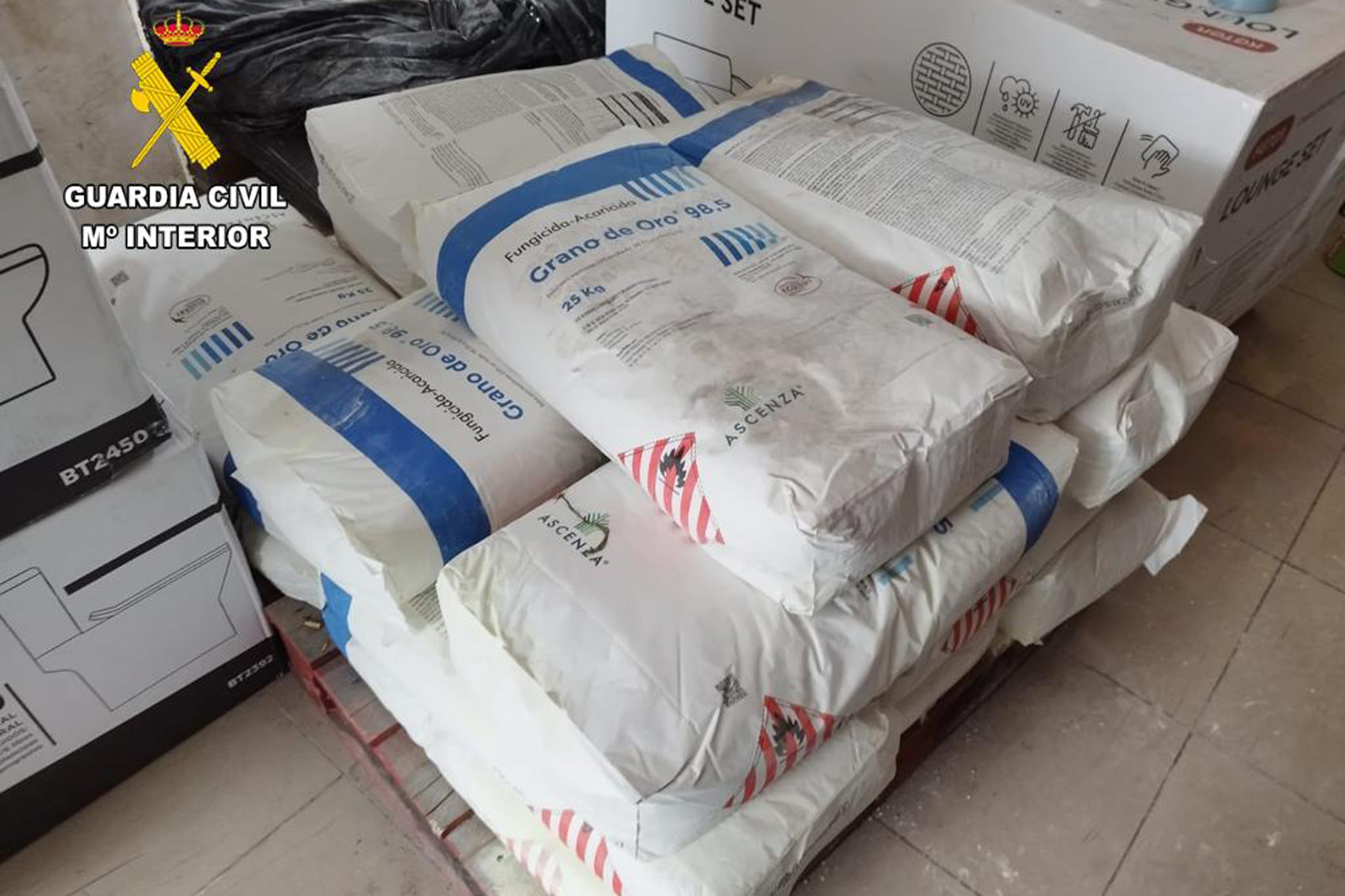 La Guardia Civil interviene más de una tonelada de productos fitosanitarios nocivos en una nave en La Frontera