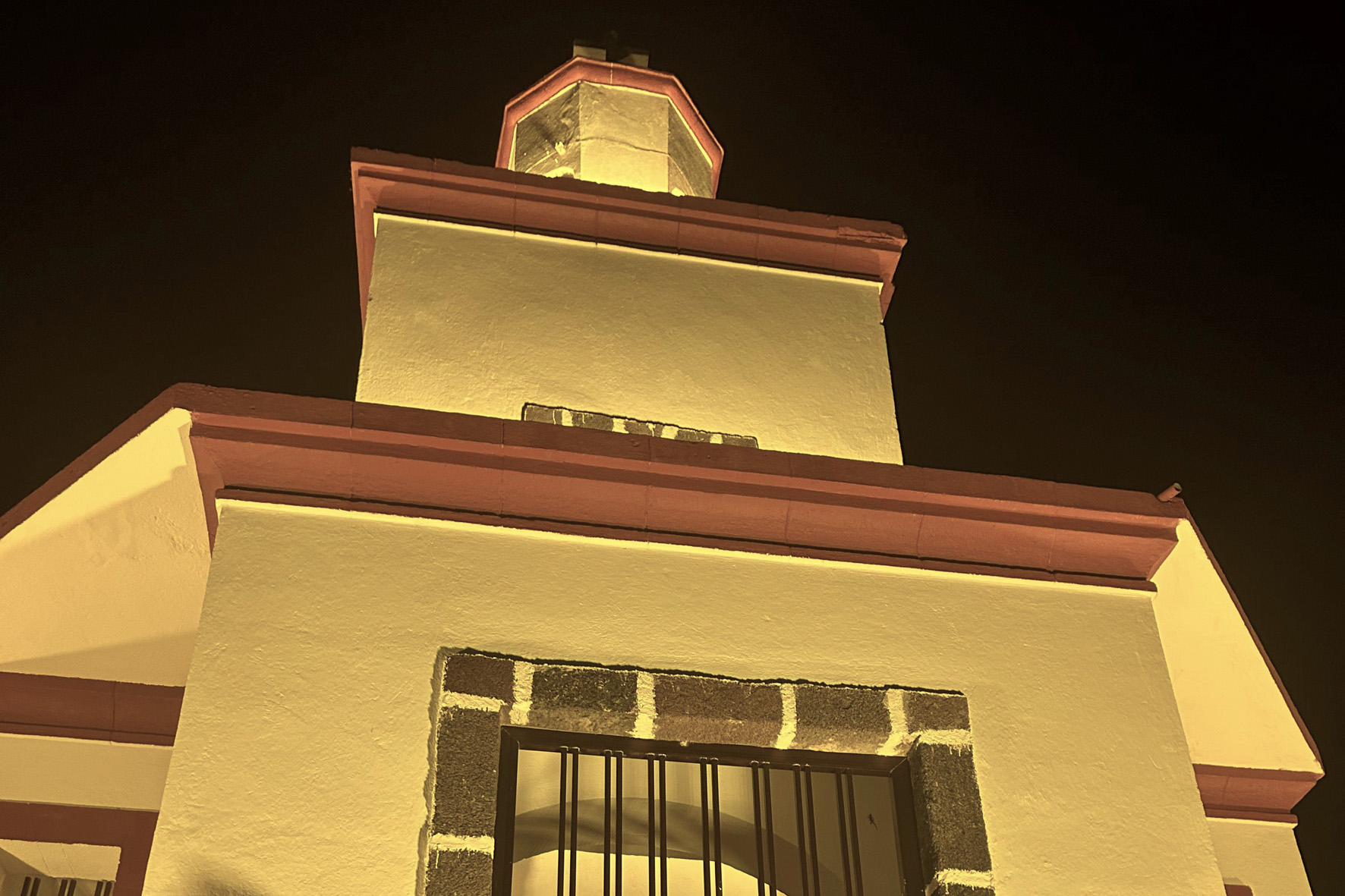 El Campanario de Joapira luce su nueva iluminación LED, que reduce la contaminación lumínica