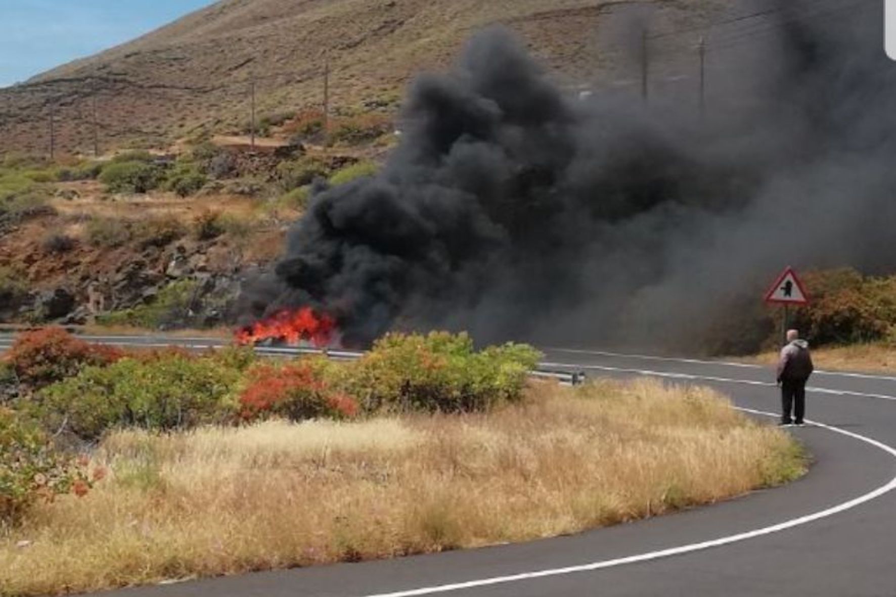 Un varón con quemaduras de carácter grave tras la salida de vía y posterior incendio de un vehículo