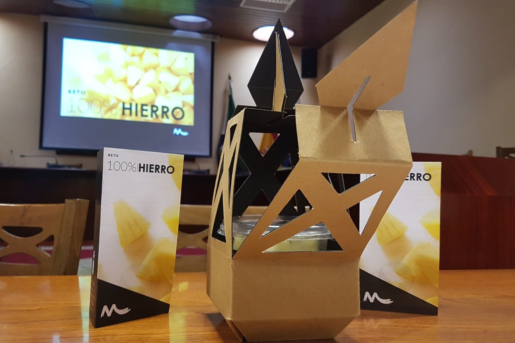 Universitarios canarios idean un envase biodegradable para comercializar la piña de El Hierro