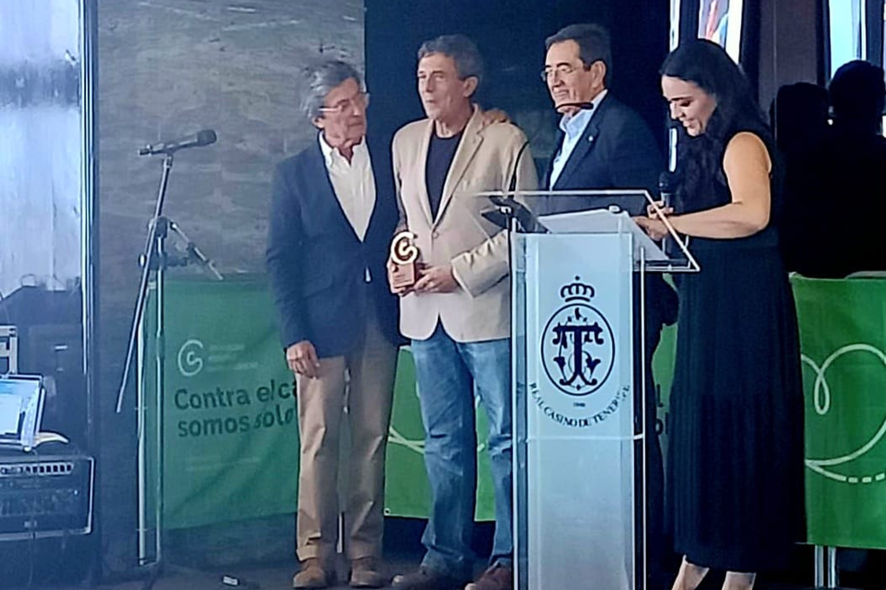 La AECC entrega un reconocimiento al Cabildo de El Hierro