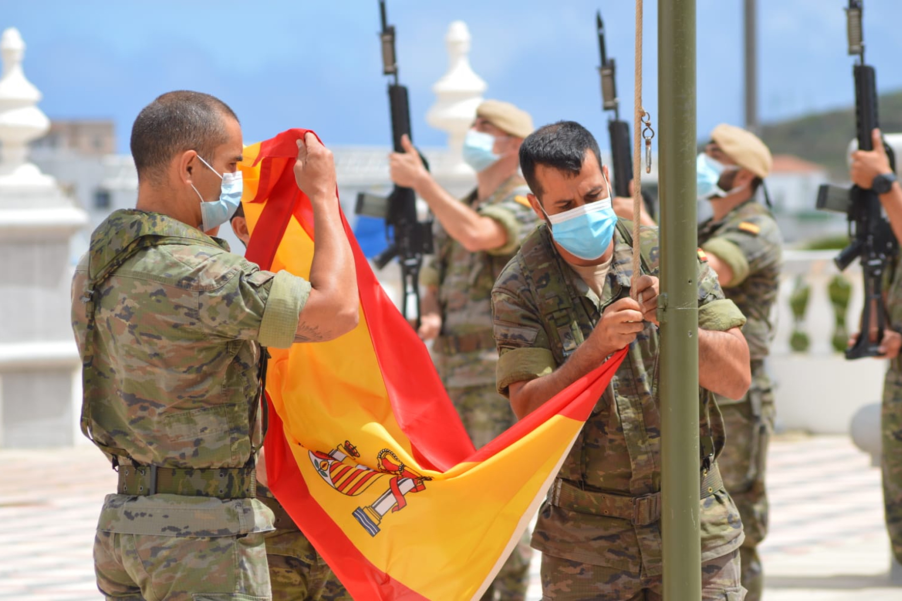 El Mando de Canarias rinde homenaje a los fallecidos por COVID 19 con un arriado simultáneo de Bandera en las siete islas