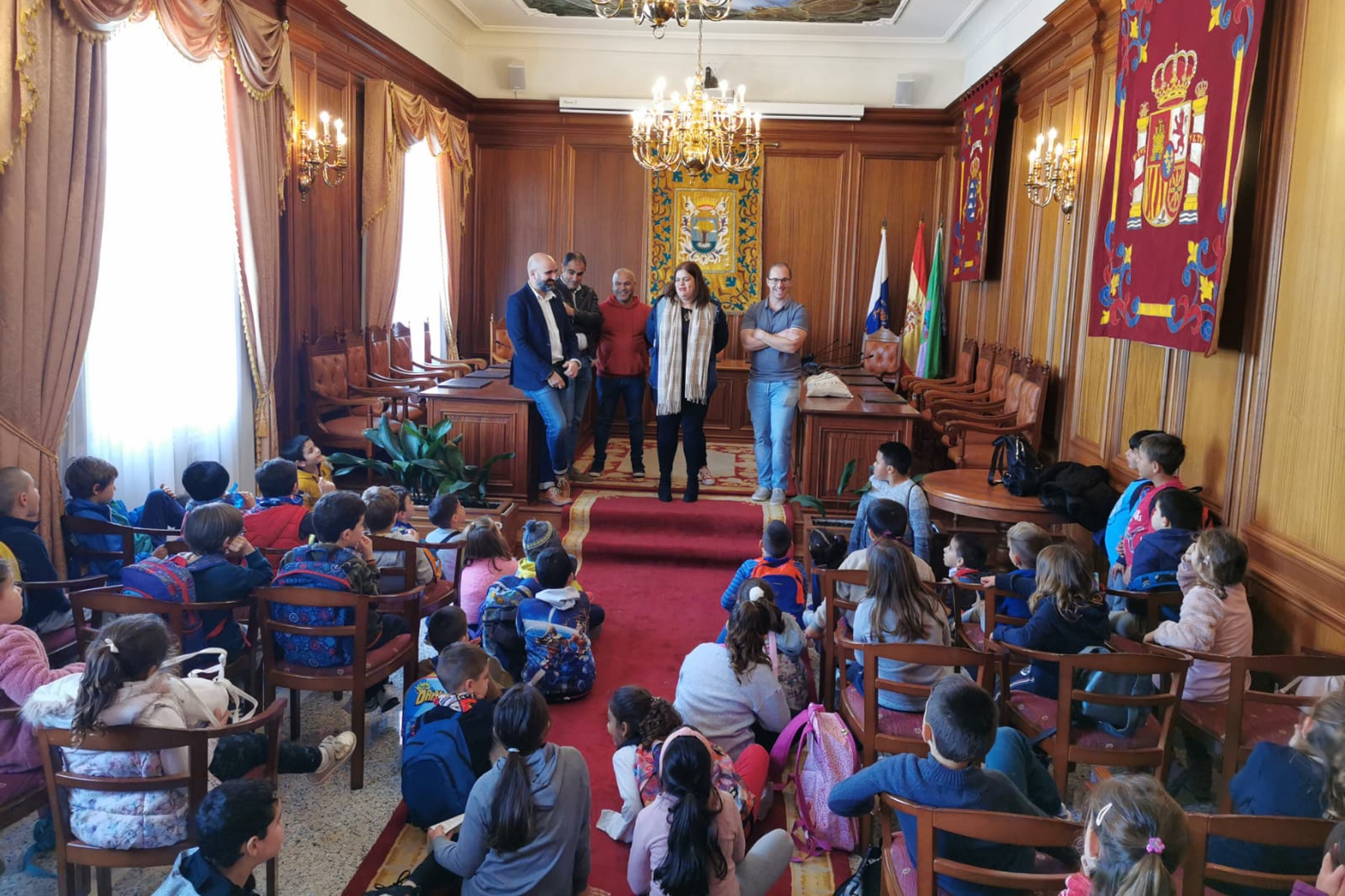 Escolares del CEIP de Valverde visitan el Ayuntamiento capitalino