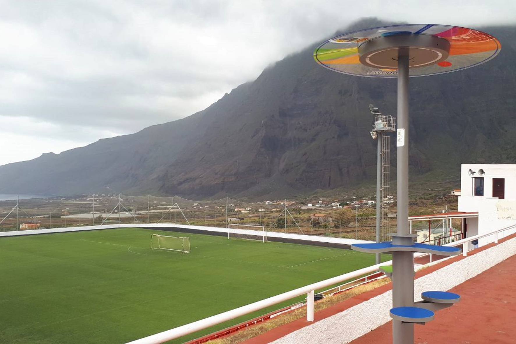 El Ayuntamiento de La Frontera instala dos nuevas farolas de recarga de móviles