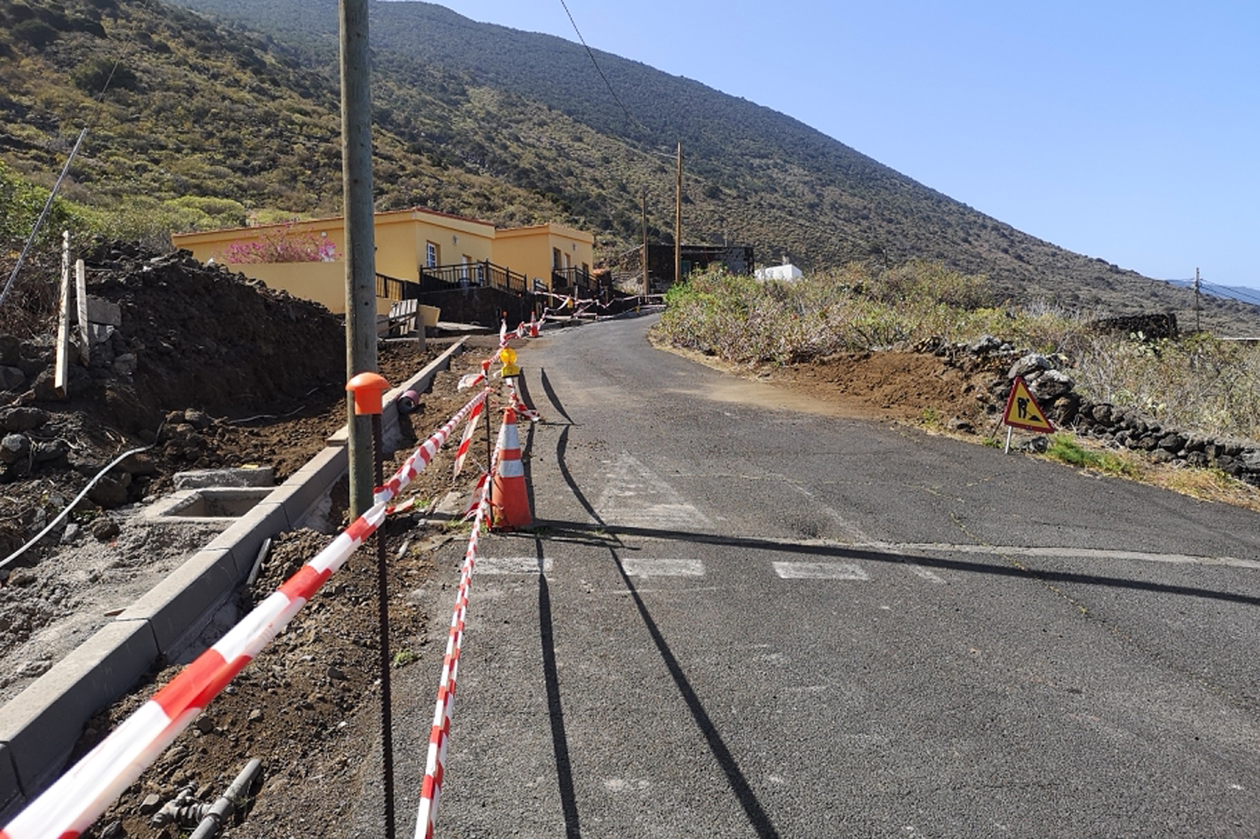La Frontera reasfalta la calle Las Marucas en el pueblo de Los Llanillos