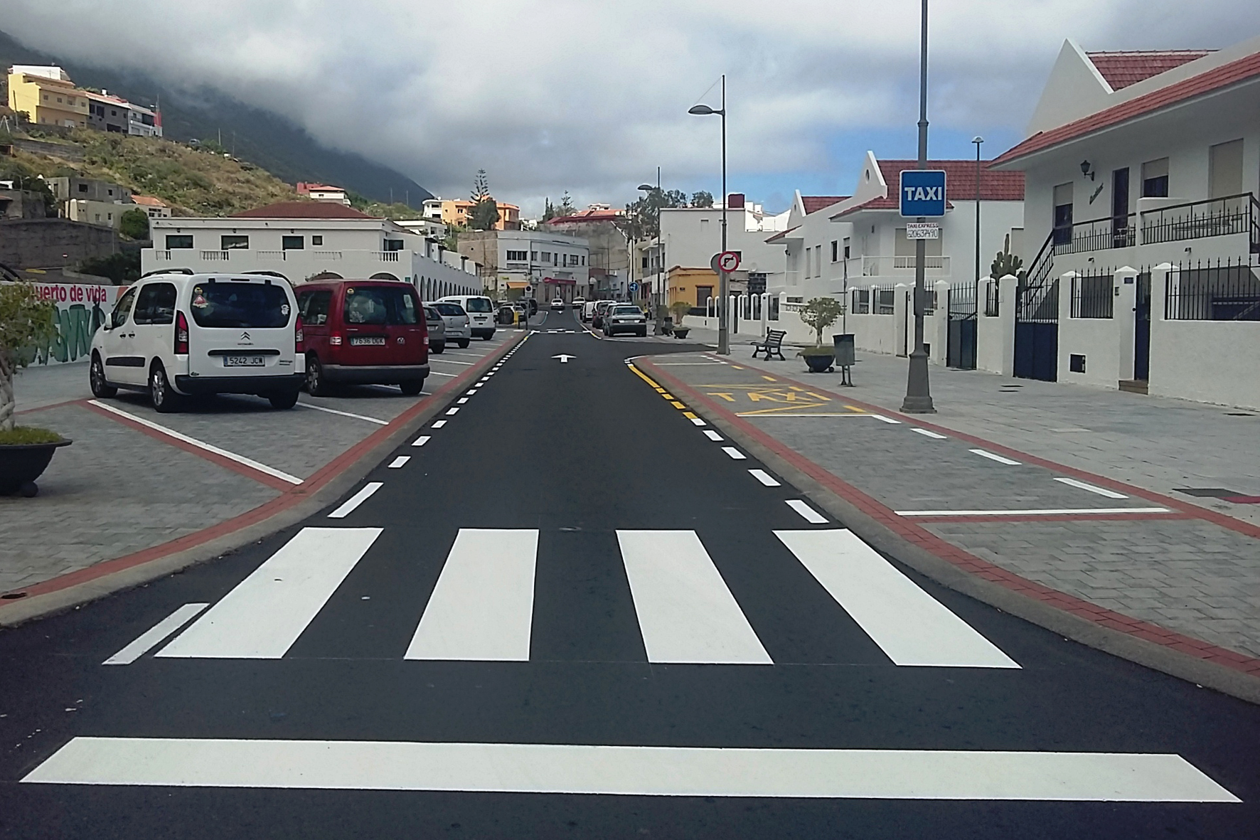 La Frontera realiza obras de pintado y señalización de tráfico en la calle Tigaday