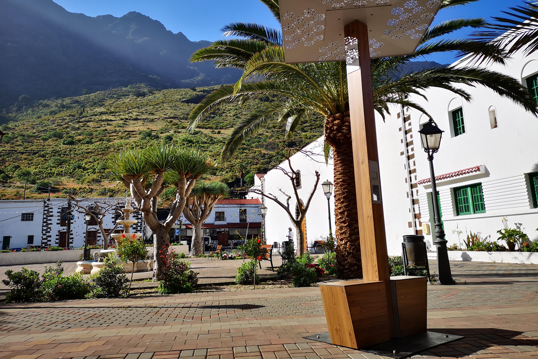 La Frontera instala nuevo mobiliario solar para la recarga de móviles en la Plaza de Candelaria y la calle Cruz Alta